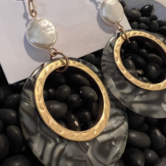 Coin Pearl & Cut-Out Gray Marbled Disk Earring - Picture 5 of 6